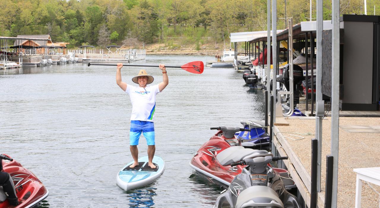 单桨冲浪和水上摩托车是泰布尔罗克湖上有趣的两项家庭活动