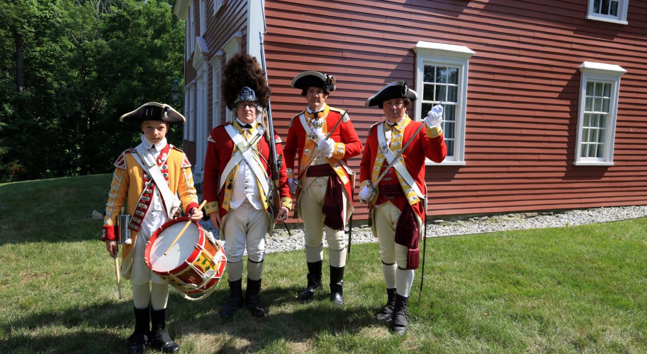 Munroe Tavern 外的横笛鼓号乐队检阅表演 Munroe Tavern 外的横笛鼓号乐队检阅表演