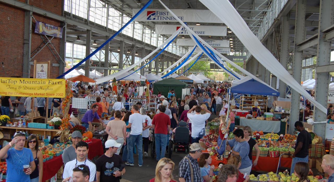 在查塔努加市场挑选商品