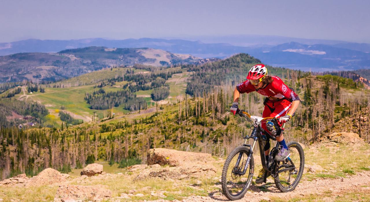 在布赖恩峰度假村骑山地自行车 在布赖恩峰度假村骑山地自行车