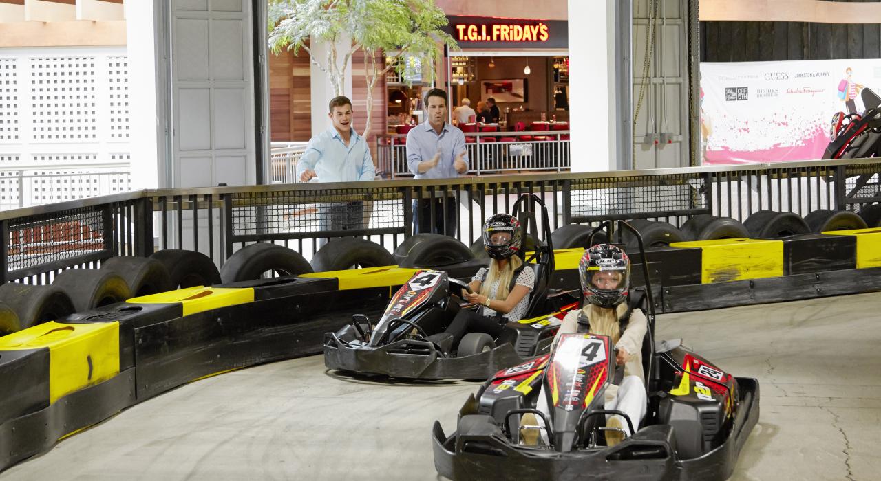 邀上朋友,在 Destiny USA 购物中心的 Pole Position 室内卡丁车赛道大战一场 邀上朋友,在 Destiny USA 购物中心的 Pole Position 室内卡丁车赛道大战一场