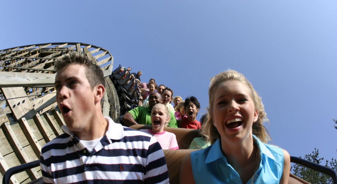 在多莉山主题公园坐过山车 在多莉山主题公园坐过山车