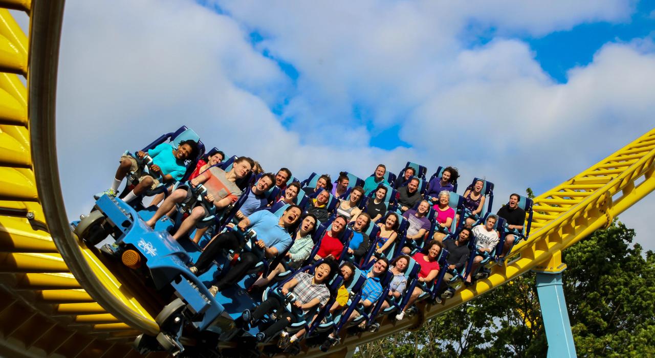 在好时公园乘坐 Skyrush 过山车