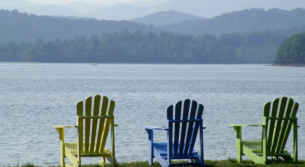 一个夏日午后摆放在湖边的彩色座椅 一个夏日午后摆放在湖边的彩色座椅