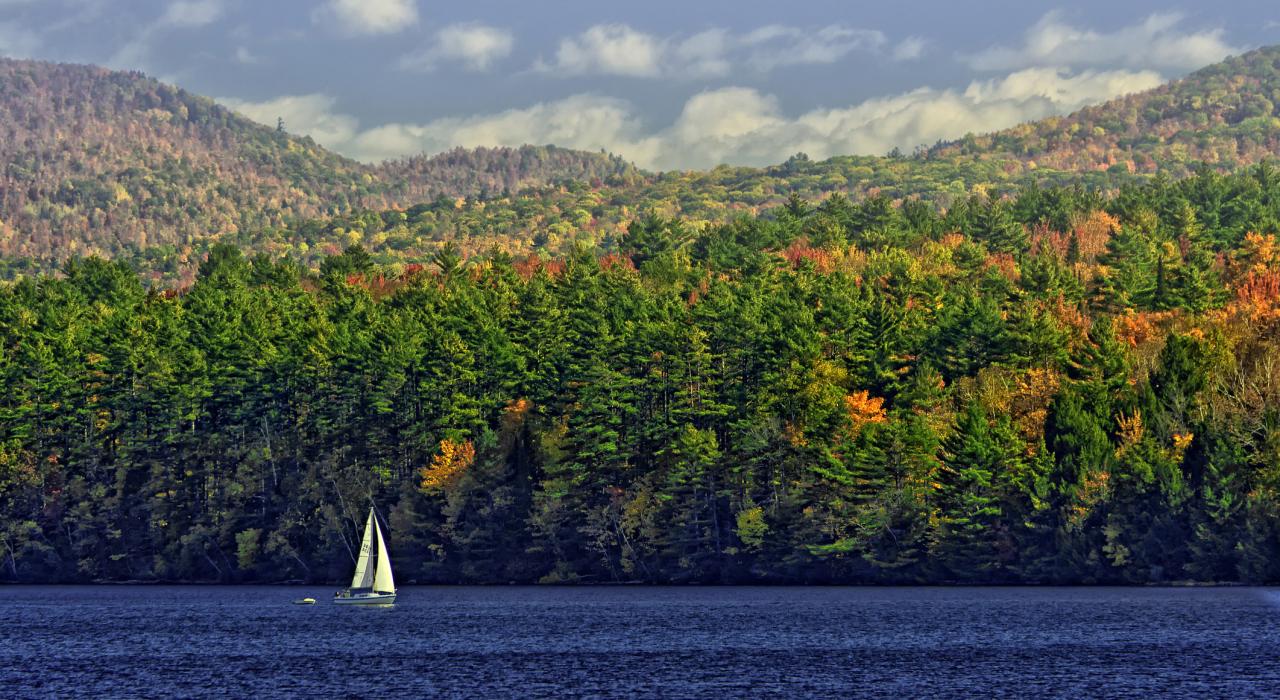 秋日行驶在尚普兰湖上的帆船 秋日行驶在尚普兰湖上的帆船