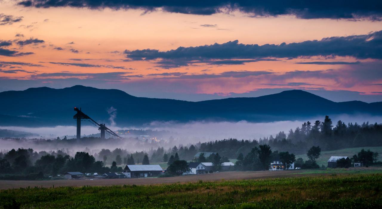 日落时分的普莱西德湖及其背后的阿迪朗达克山脉 日落时分的普莱西德湖及其背后的阿迪朗达克山脉