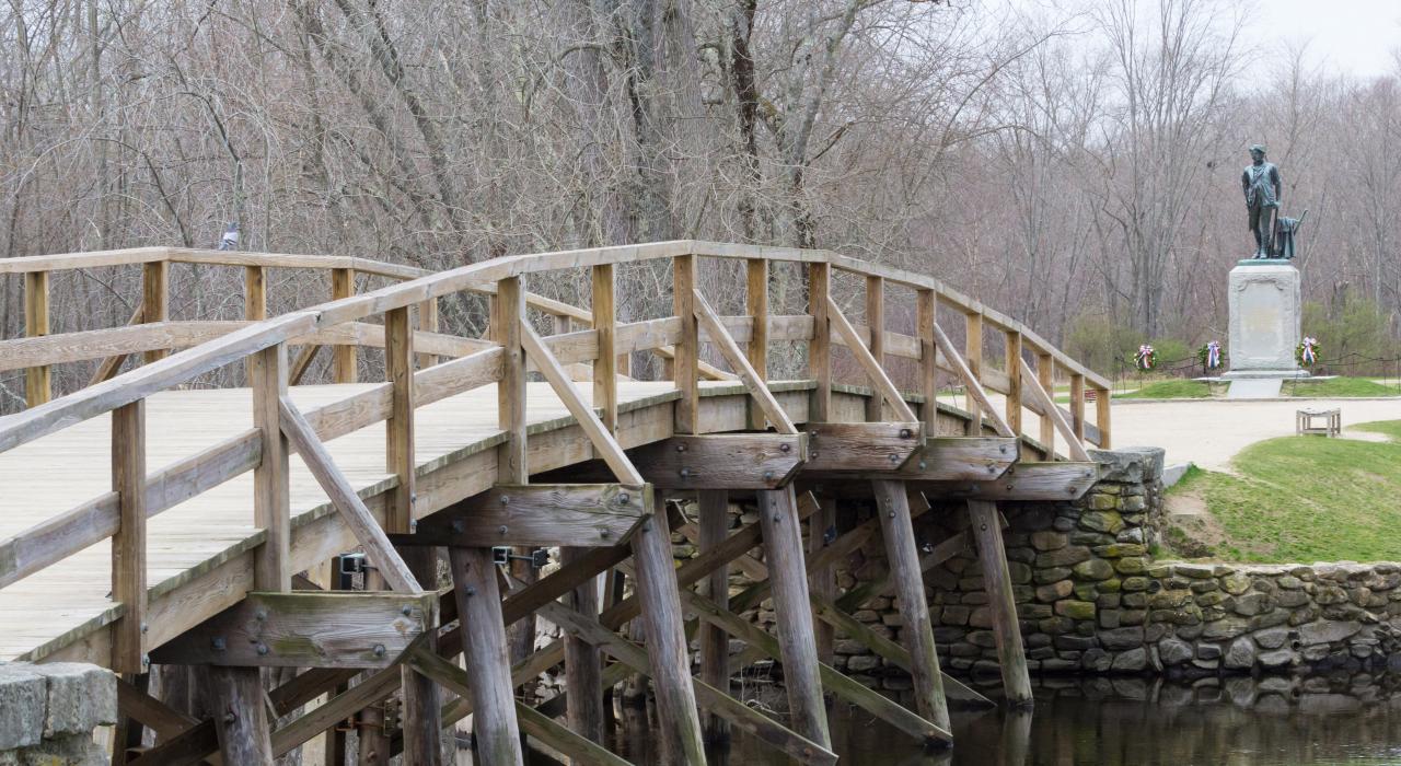 国家历史公园内的老北桥和民兵雕像 国家历史公园内的老北桥和民兵雕像