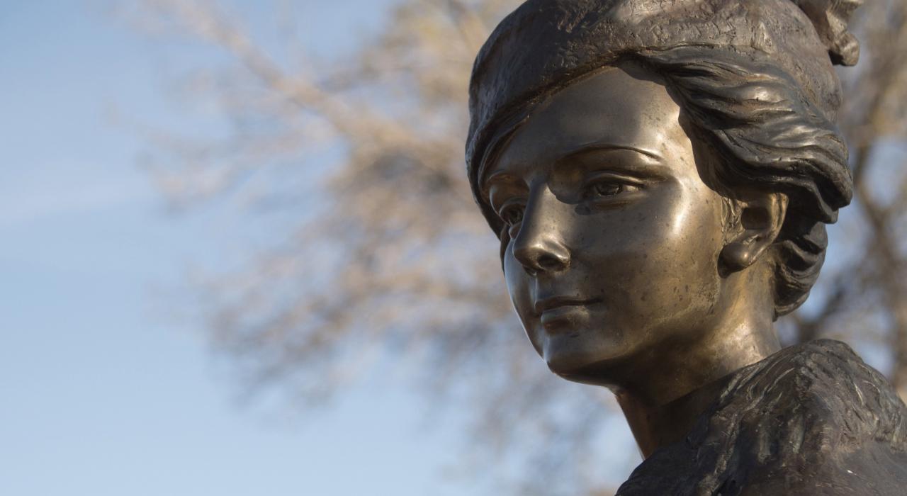 海伦·福斯特·斯诺的铜像,该铜像是中国送给海伦家乡的礼物 海伦·福斯特·斯诺的铜像,该铜像是中国送给海伦家乡的礼物