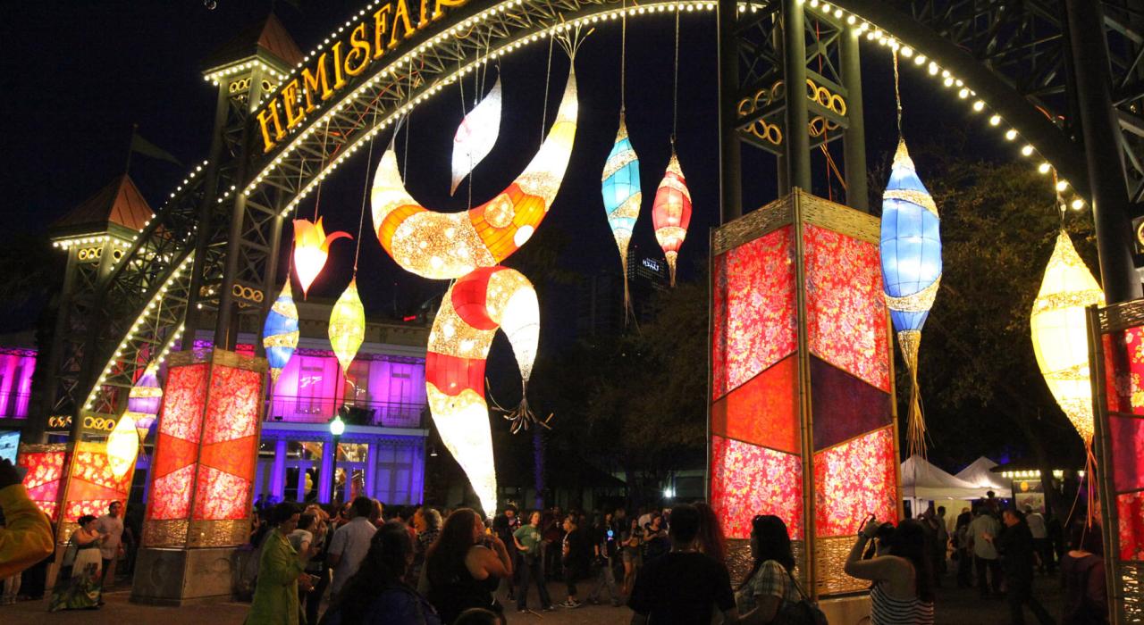 点亮 Hemisfair 公园的传统圣庭灯 点亮 Hemisfair 公园的传统圣庭灯