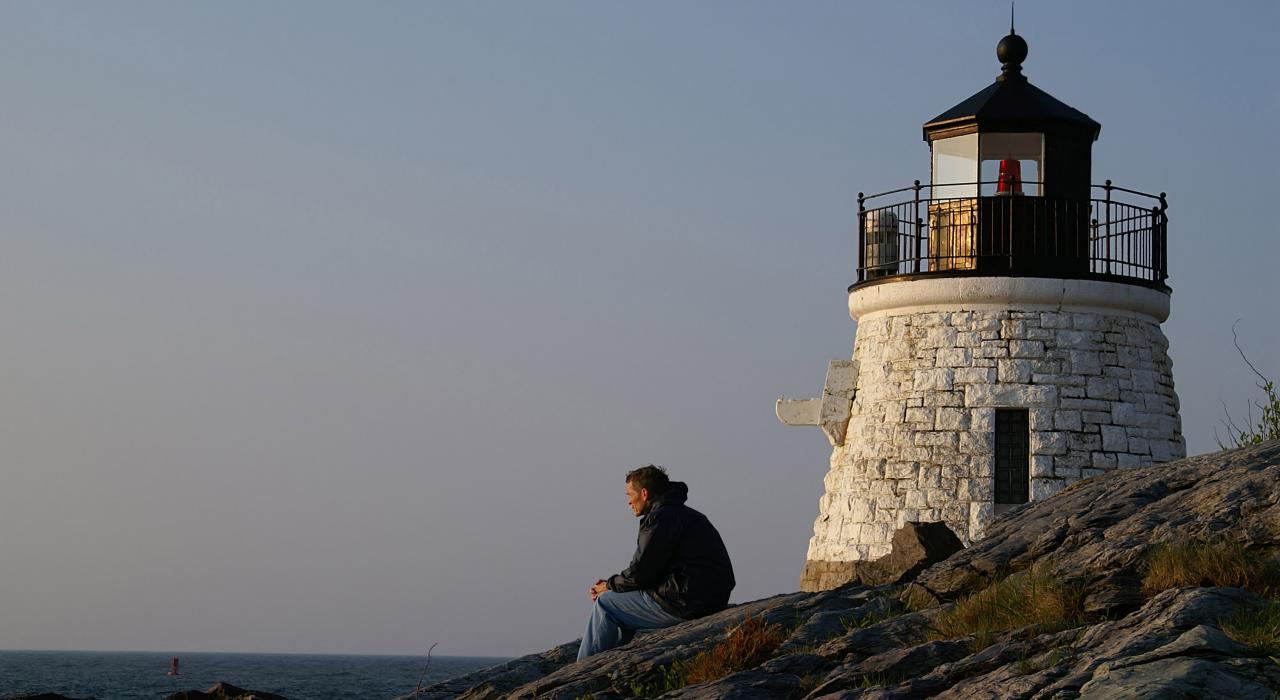 在纳拉甘西特湾上的城堡山灯塔处