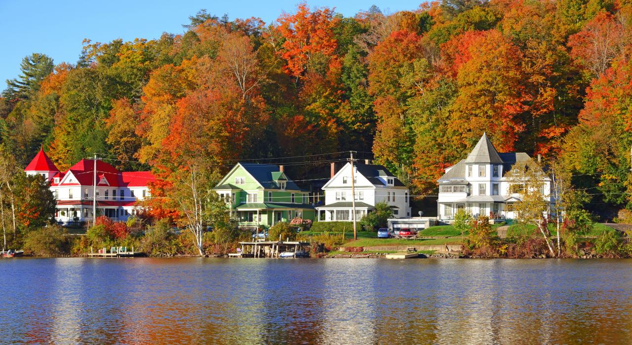 秋叶环绕着萨拉纳克湖畔村庄的一部分 秋叶环绕着萨拉纳克湖畔村庄的一部分