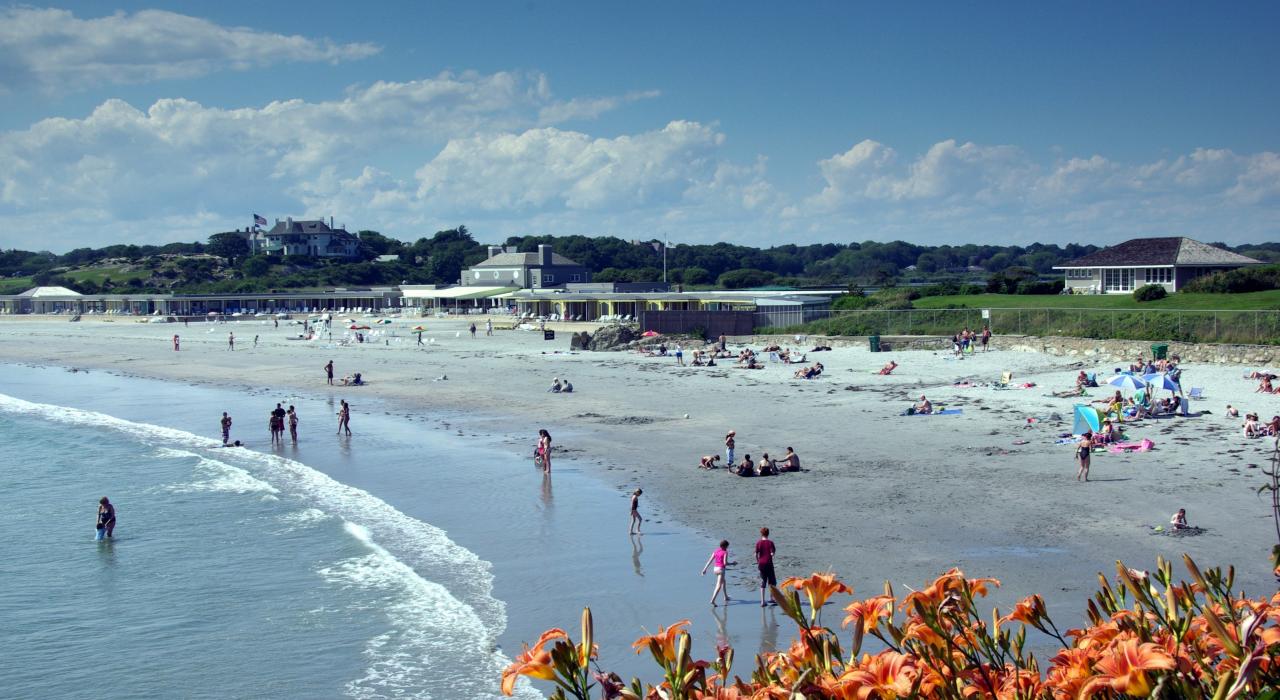 在 Bailey's Beach 海滩享受阳光、沙滩和冲浪运动