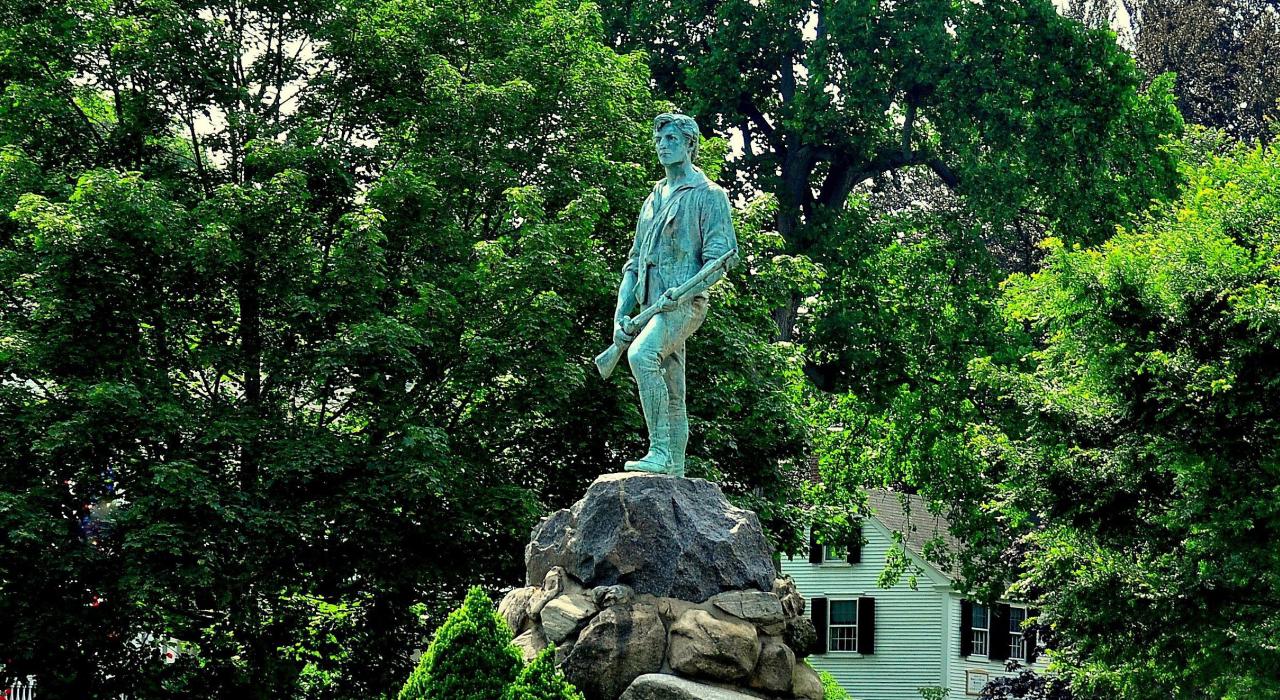 约翰·帕克上尉的雕像矗立在美国独立战争开始的地方 约翰·帕克上尉的雕像矗立在美国独立战争开始的地方