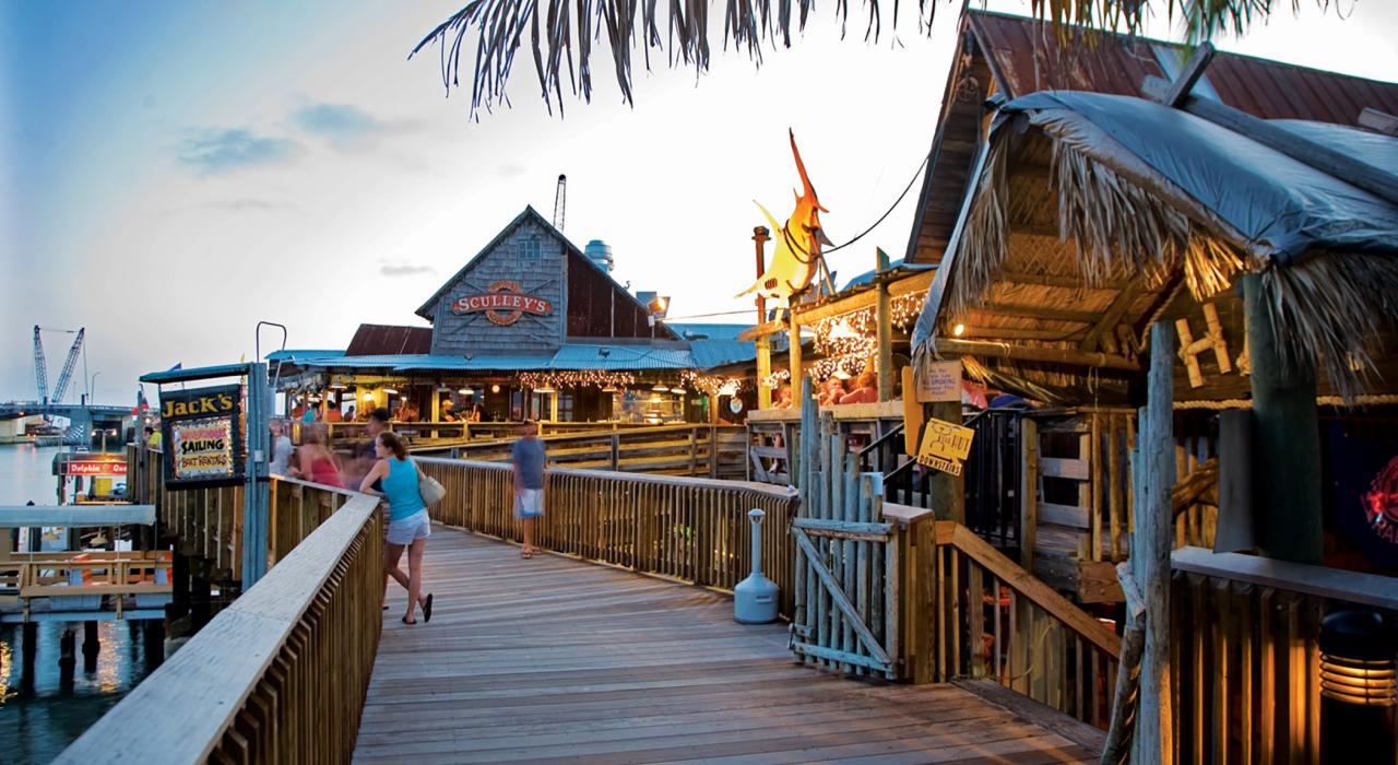 John's Pass Village and Boardwalk 村庄和木板道 John's Pass Village and Boardwalk 村庄和木板道