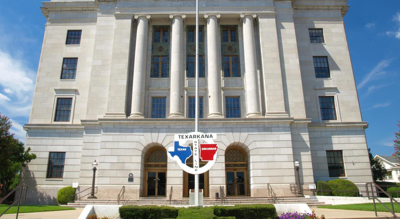 跨越两州的德克萨肯纳邮局外墙上的德克萨斯-阿肯色州界线