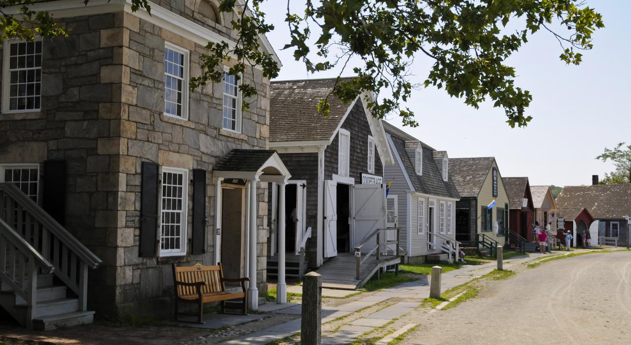 街道上一字排开的精美房屋