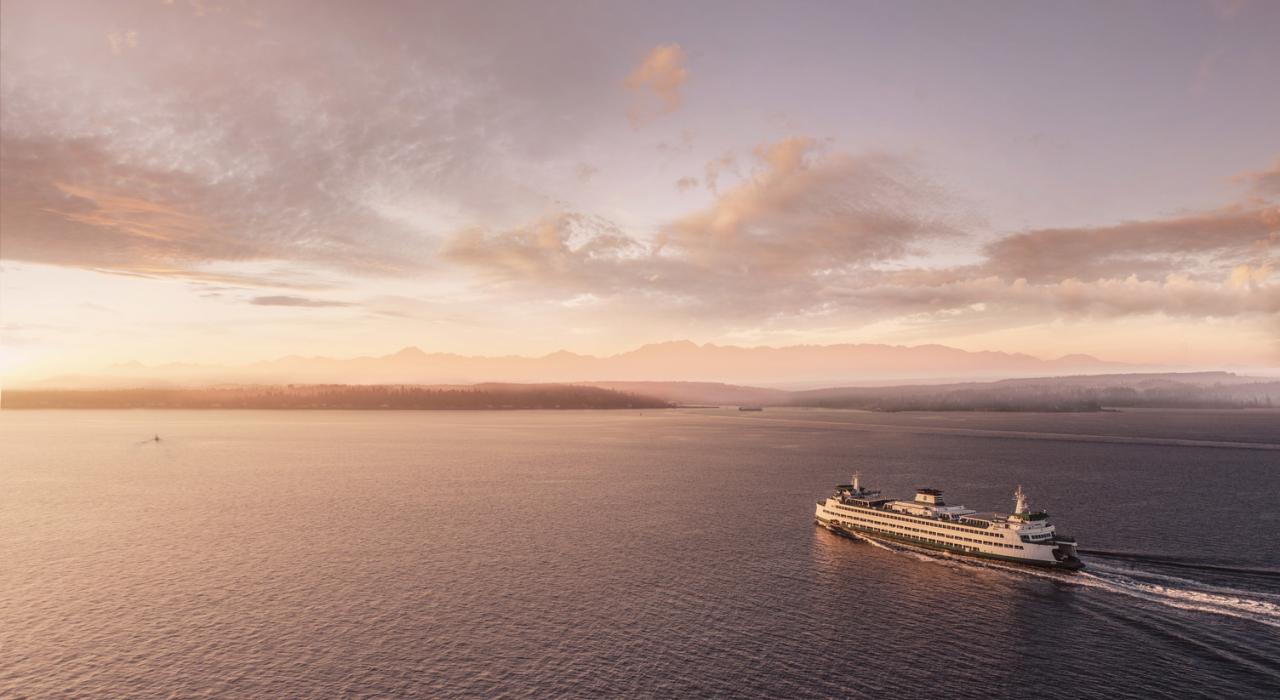 在日落时分搭乘普吉特海湾的渡轮 在日落时分搭乘普吉特海湾的渡轮