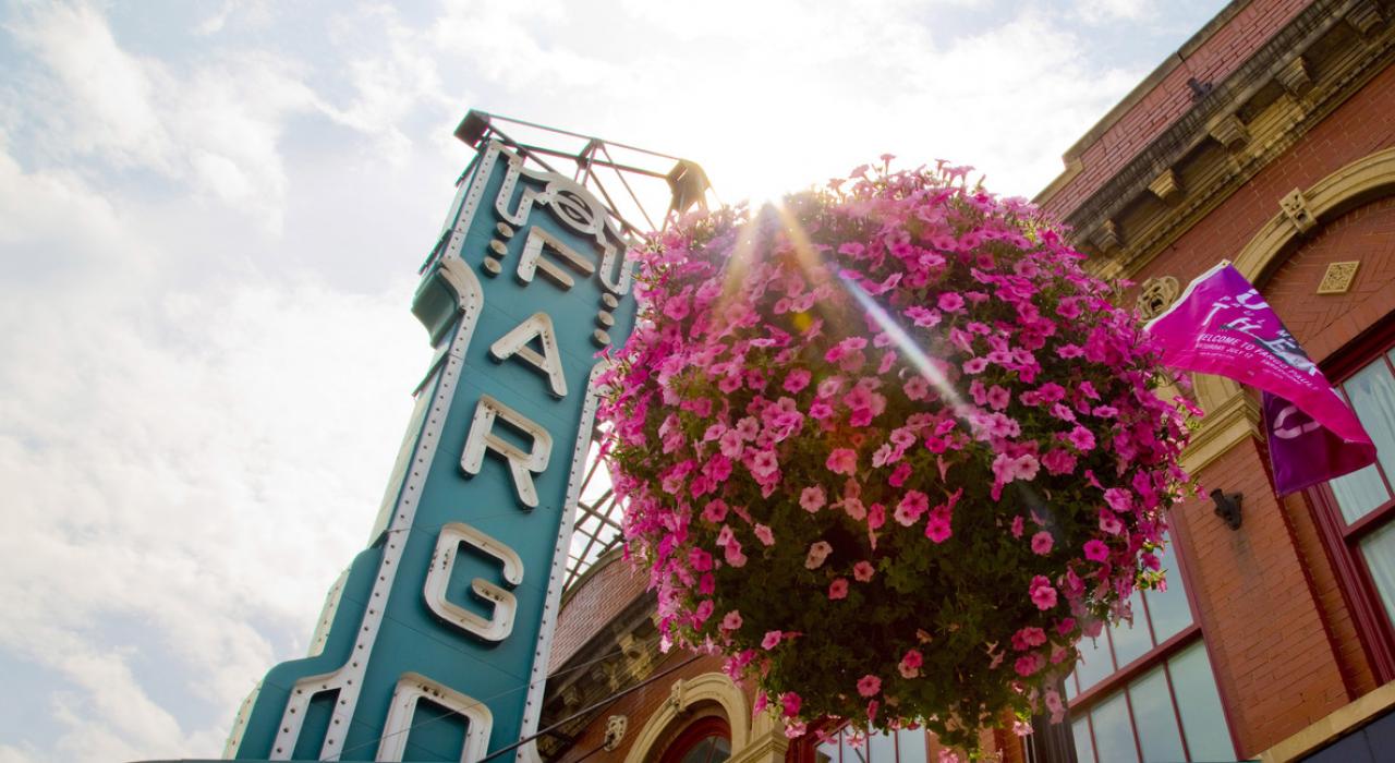 仰望市中心历史悠久的装饰艺术风格剧院