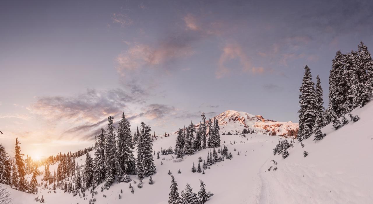 曙光穿透瑞尼尔山薄霭的景象 曙光穿透瑞尼尔山薄霭的景象