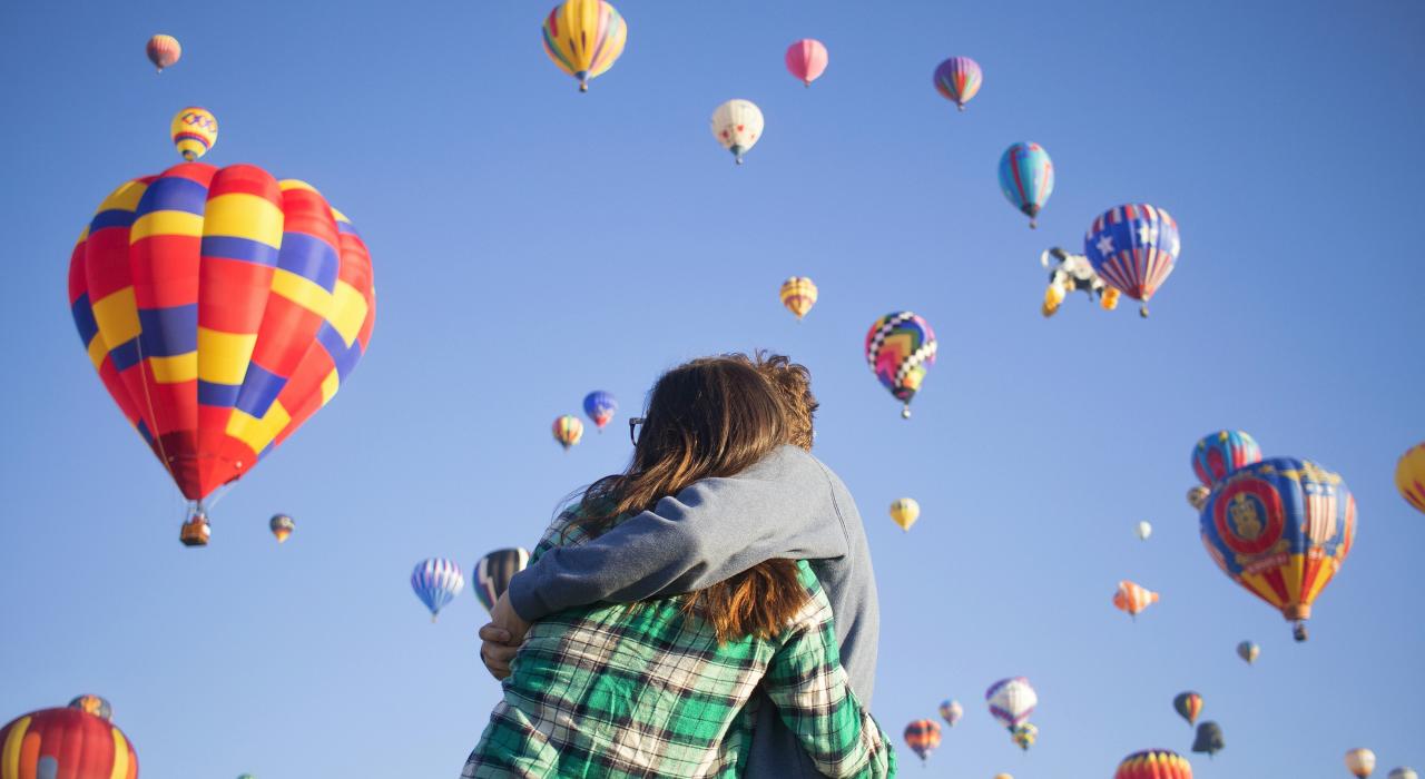 在阿尔伯克基热气球嘉年华观看热气球升空 在阿尔伯克基热气球嘉年华观看热气球升空