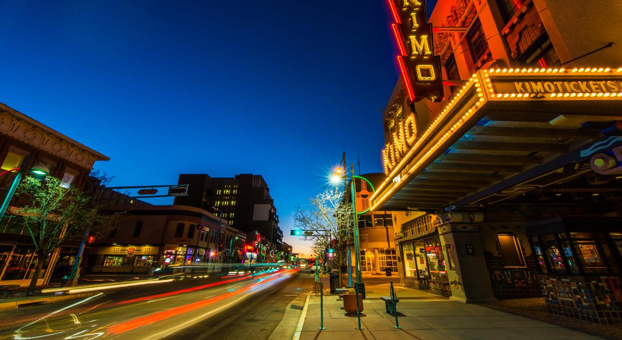 KiMo 剧院明亮的灯光照亮了市中心的中心大道 KiMo 剧院明亮的灯光照亮了市中心的中心大道