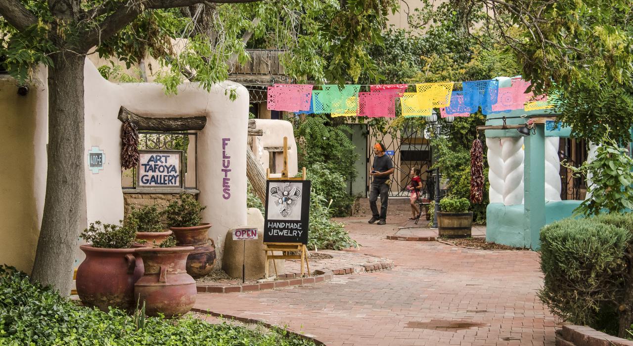 在古朴的老城广场享受一日时光 在古朴的老城广场享受一日时光