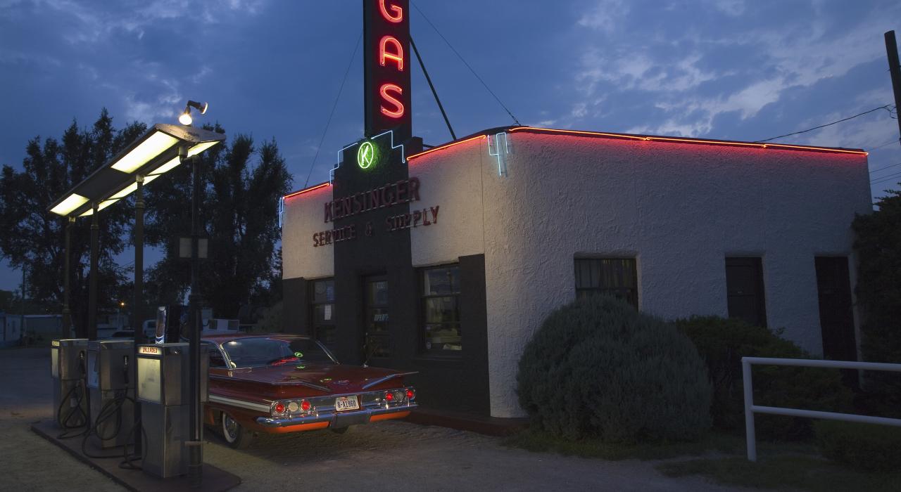 停在林肯公路旁一个老加油站里的老式轿车 停在林肯公路旁一个老加油站里的老式轿车