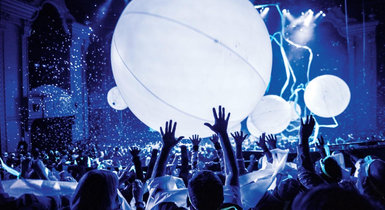 享受芝加哥的蓝人乐团互动式表演