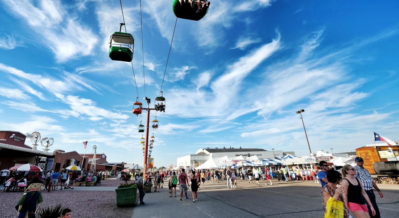 内布拉斯加州州办集市上空载着乘客的缆车 内布拉斯加州州办集市上空载着乘客的缆车