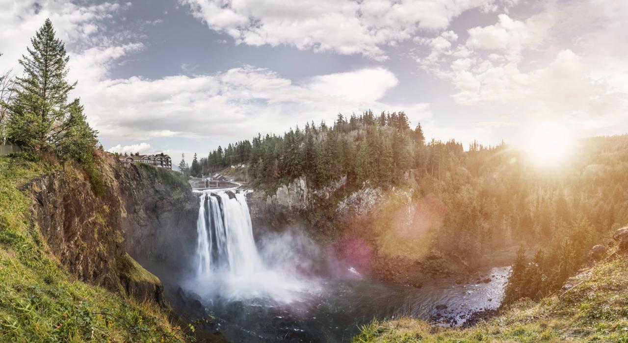 斯诺夸尔米瀑布奔流而下的壮观景象 斯诺夸尔米瀑布奔流而下的壮观景象