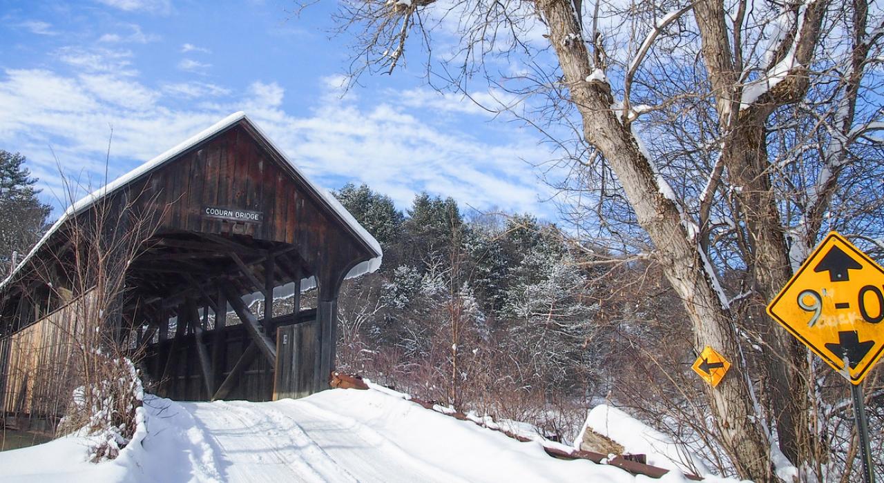 科本廊桥前白雪覆盖的大地