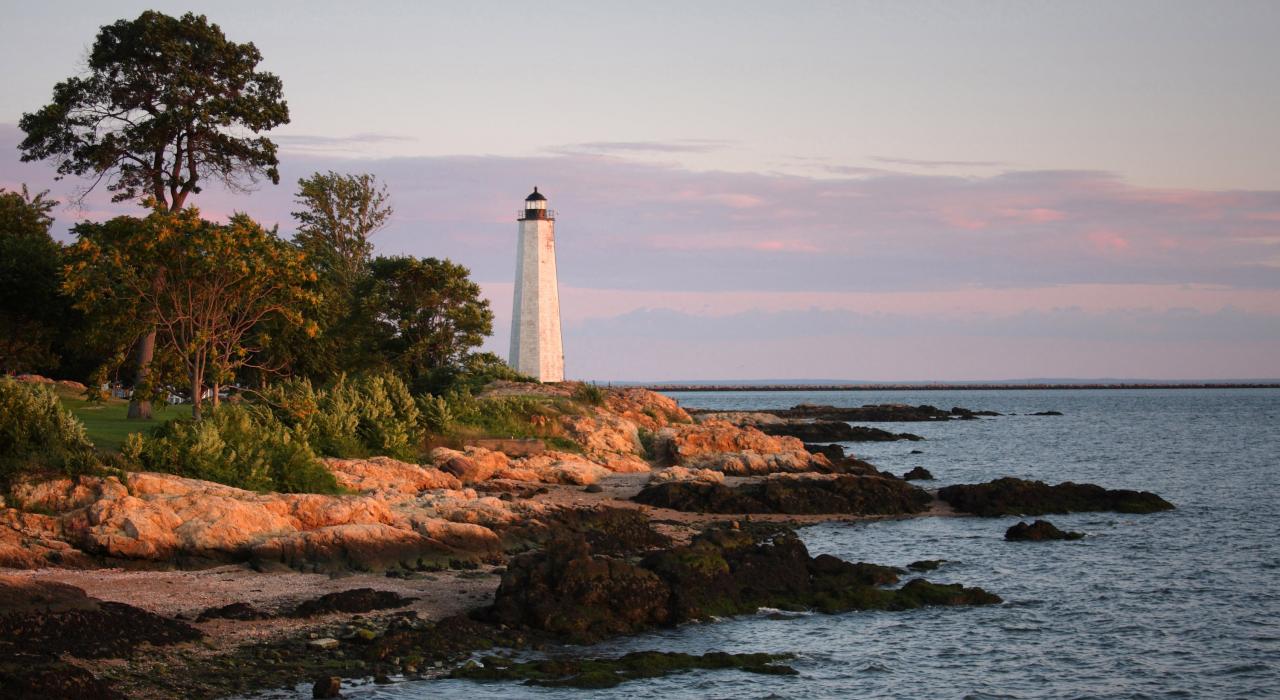 长岛海湾入口处的灯塔公园