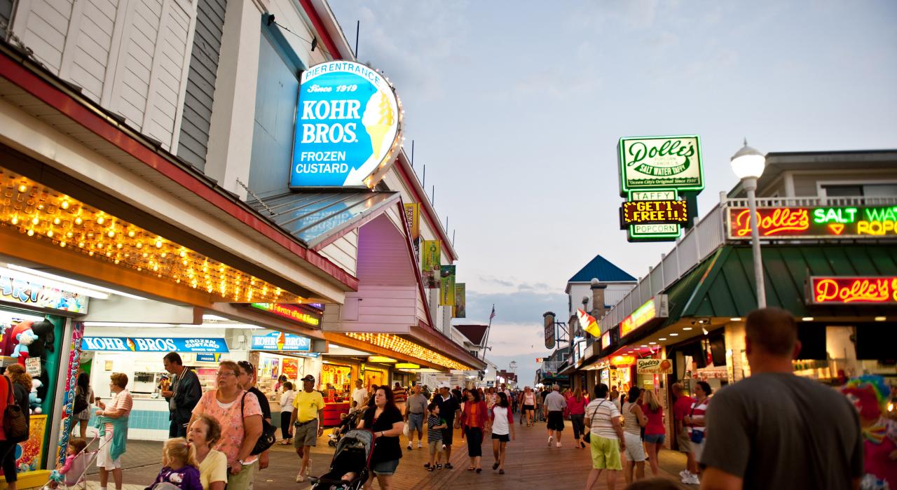 人气十足的木板路两旁是各种商店和餐厅 人气十足的木板路两旁是各种商店和餐厅