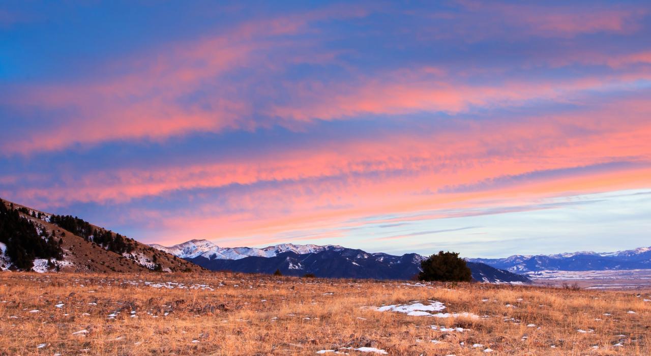 日落时群山之上彩霞满天 日落时群山之上彩霞满天