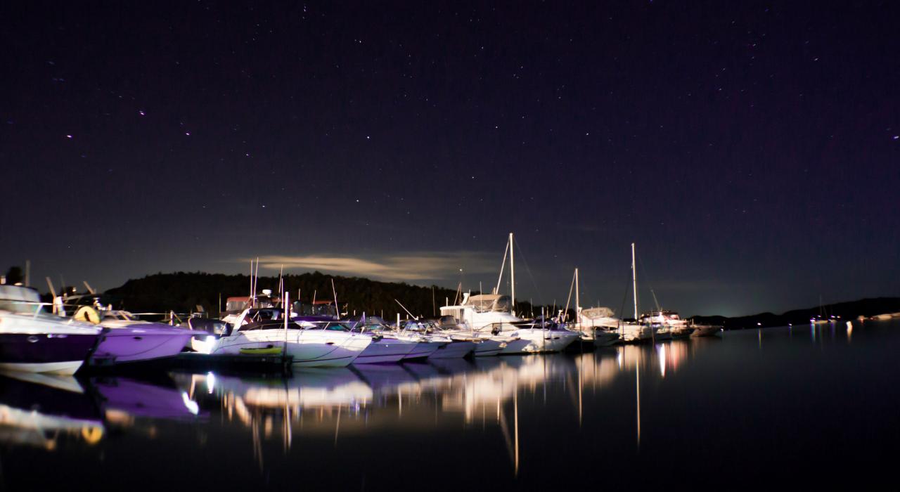 停靠在科尔切斯特 Mallets Bay 湾的港口
