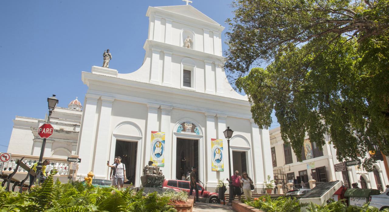 市区里一间古老教堂的西班牙建筑风格