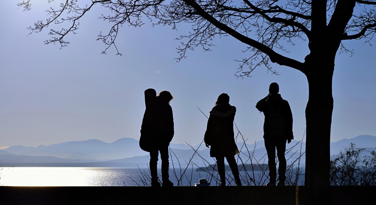 眺望远方的尚普兰湖和群山