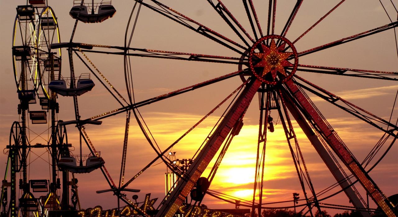热闹的爱荷华州博览会上旋转的摩天轮 热闹的爱荷华州博览会上旋转的摩天轮