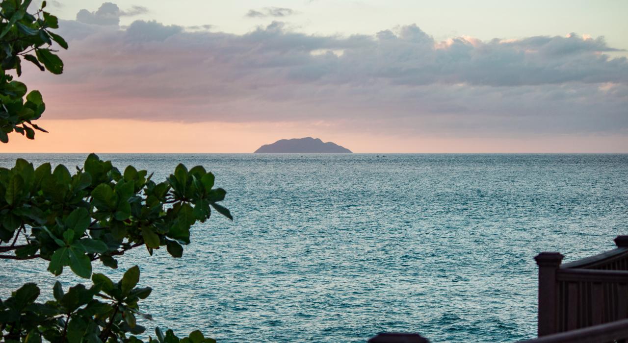 远眺德塞切奥岛夕景