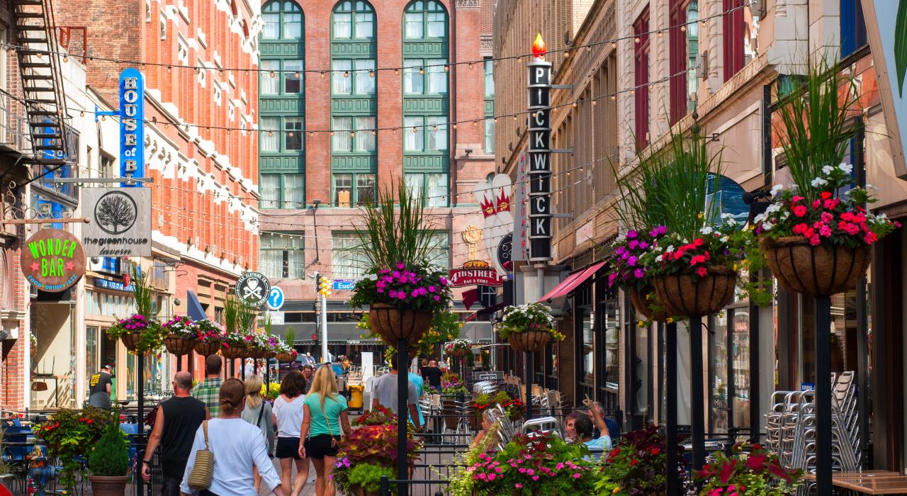 热门游览地点 East Fourth Street 街散发着潮流气息的热闹场景