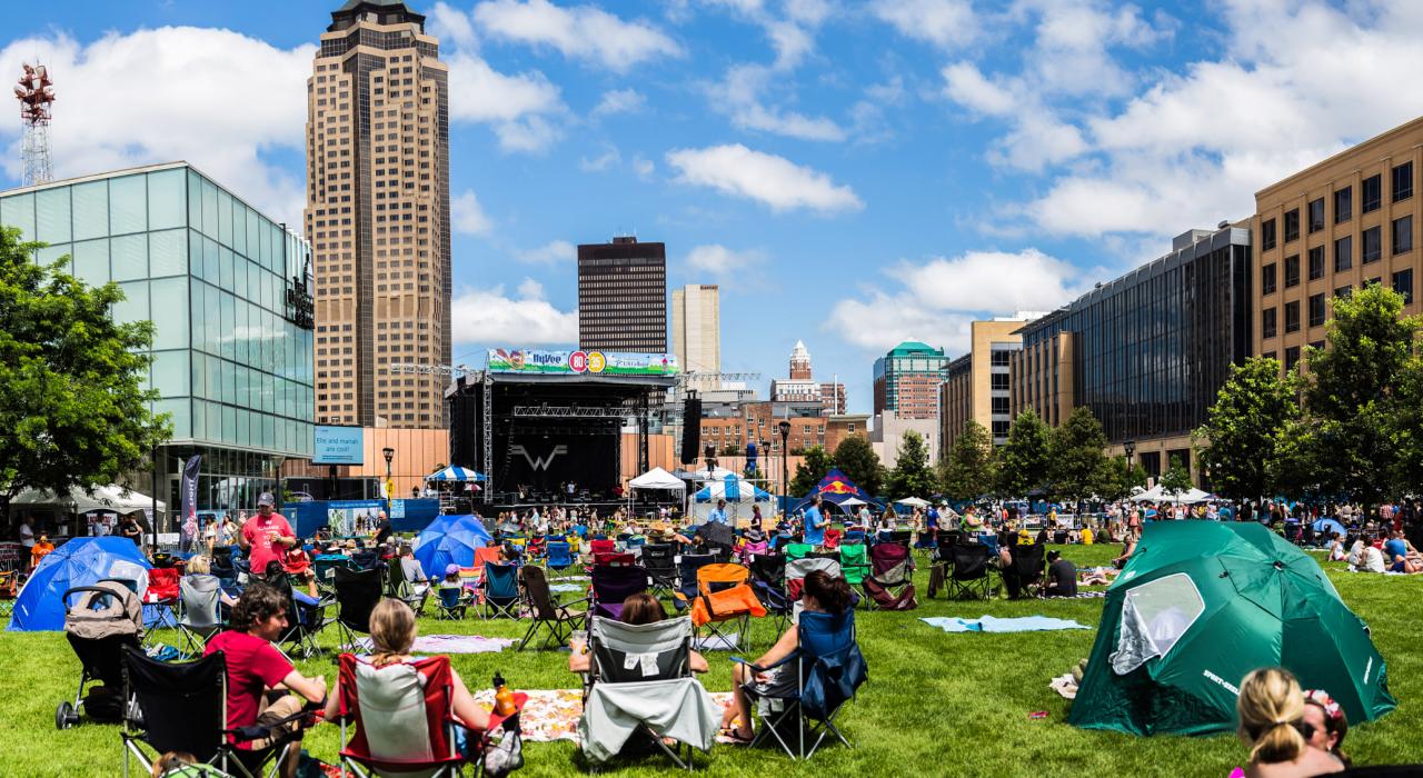 80/35 音乐节主舞台边的人群 80/35 音乐节主舞台边的人群