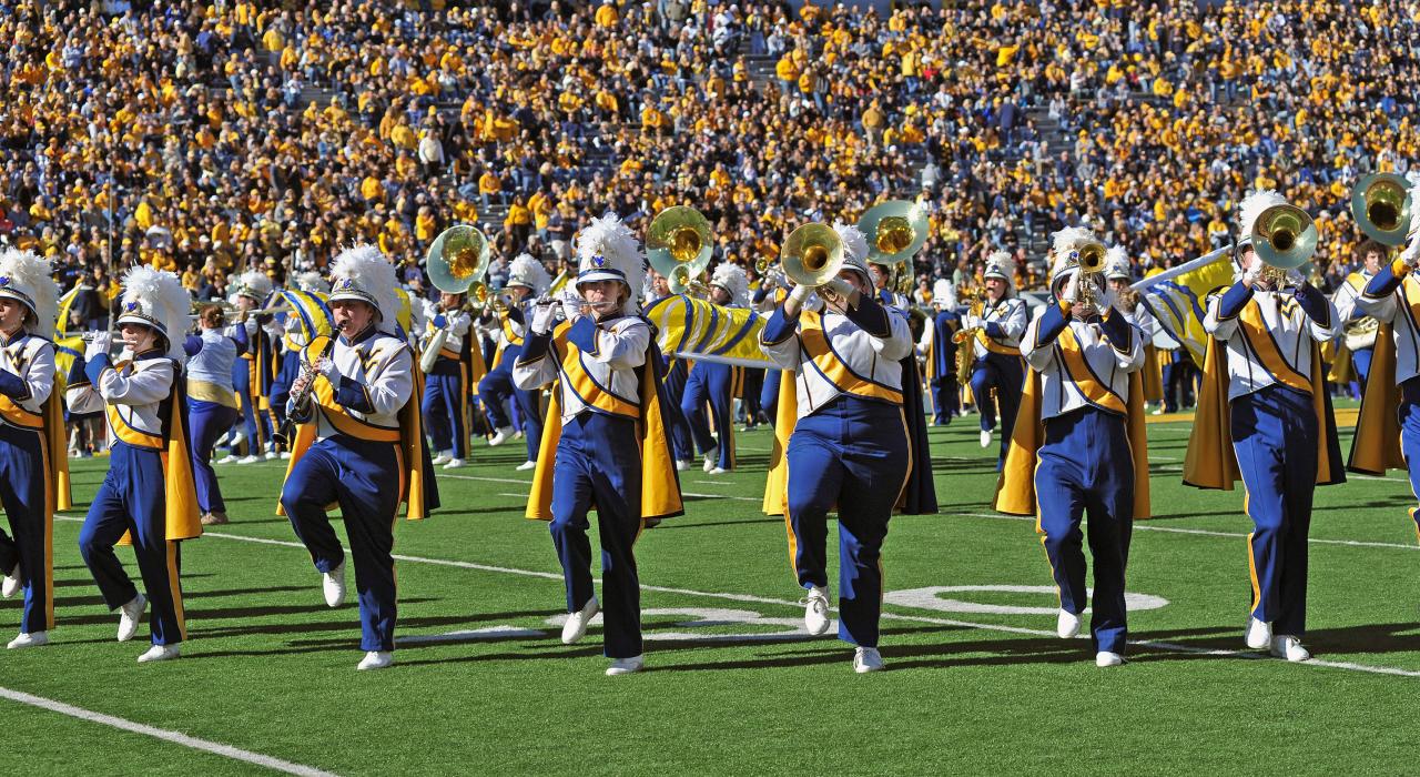 在美式橄榄球比赛场地进行表演的“西弗吉尼亚荣耀”游行乐队