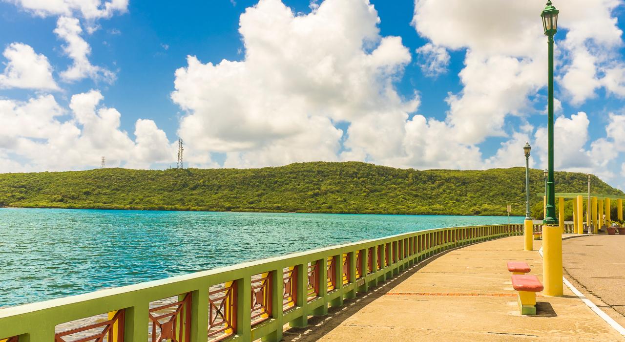 在迷人的 La Parguera 市沿着海滨漫步