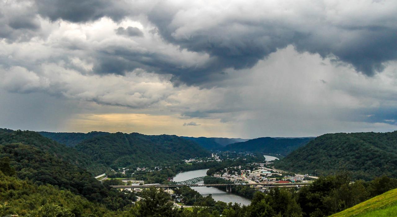 群山环绕的城市东部景色