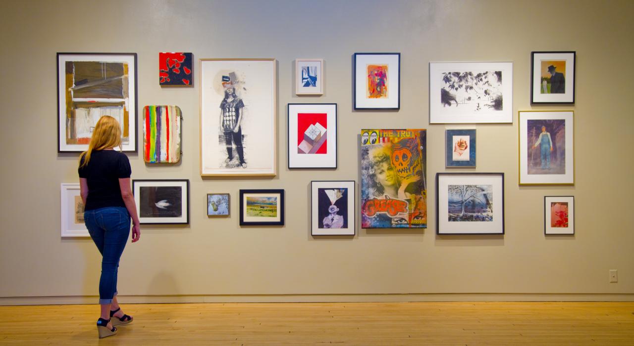 在穆尔黑德 Rourke Art Museum 博物馆欣赏艺术作品