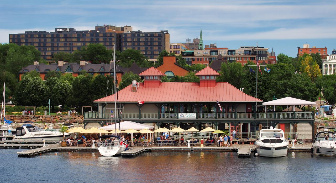 在市内滨水区用餐