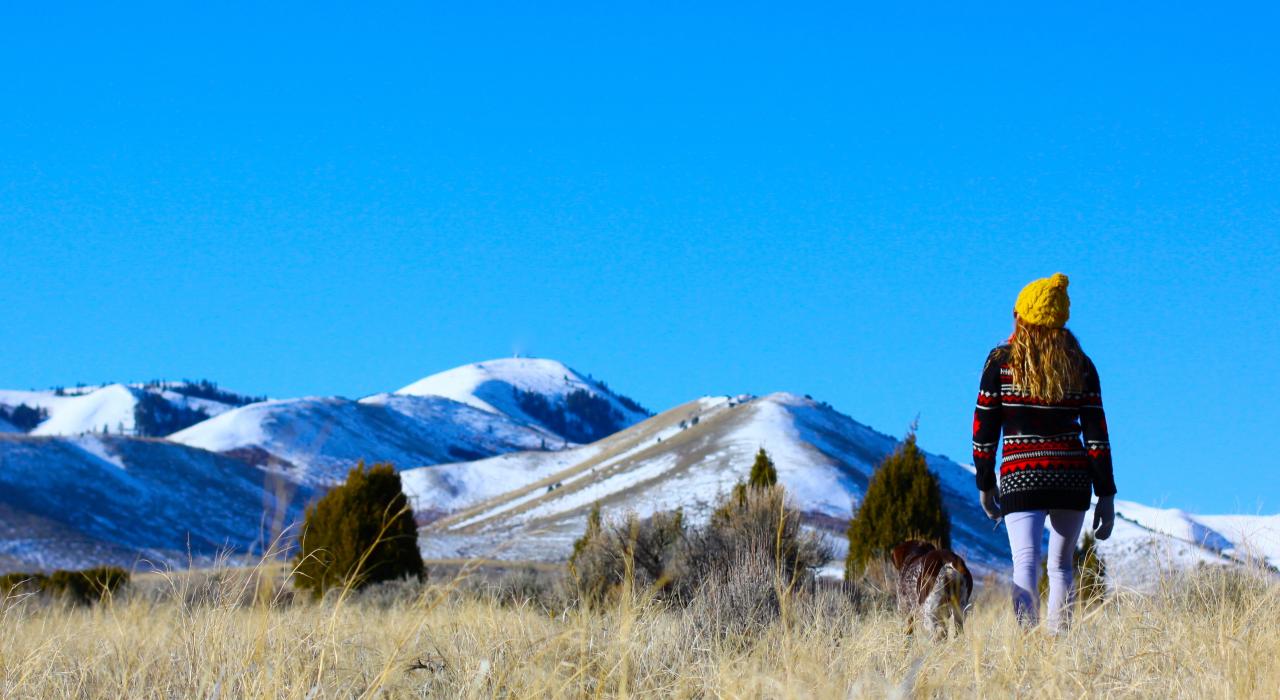 朝着冰雪覆盖的山峰，在鼠尾草、禾本植物和杜松间徒步旅行