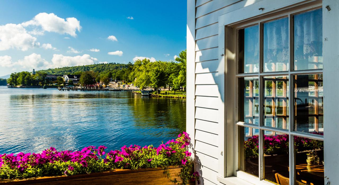 从梅勒迪斯的湖滨别墅一眼望去如画的景色 从梅勒迪斯的湖滨别墅一眼望去如画的景色