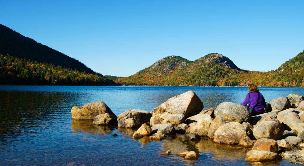 坐在阿卡迪亚国家公园的 Jordan Pond 湖边沉思 坐在阿卡迪亚国家公园的 Jordan Pond 湖边沉思