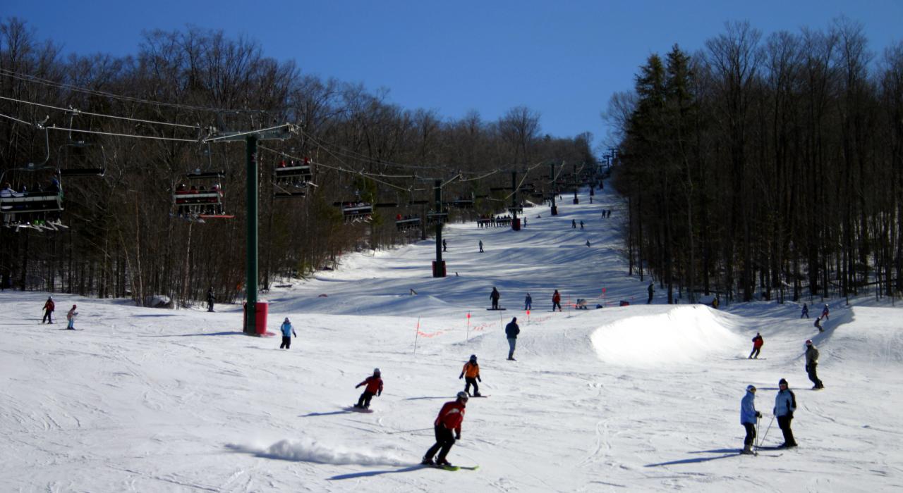 在林肯市的卢恩山滑雪场滑雪 在林肯市的卢恩山滑雪场滑雪